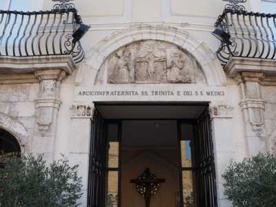 Non ci sono per� n� rosoni n� croci a indicare un luogo di culto, ma solo un lunettone in pietra del XVII secolo sorretto da pilastri corinzi che rappresenta scene religiose